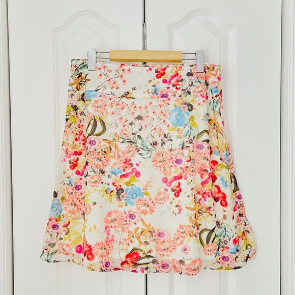 terra nostra Dresses & Skirts - TERRA NOSTRA Cream and Pink Mini Floral Skirt